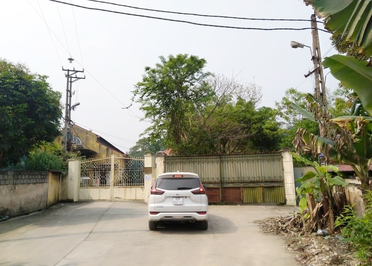 Công ty Phương Nam nằm ngay sát nhà dân (Trong ảnh: Cổng vào của công ty Phương Nam) Công ty Phương Nam nằm ngay sát nhà dân (Trong ảnh: Cổng vào của công ty Phương Nam)