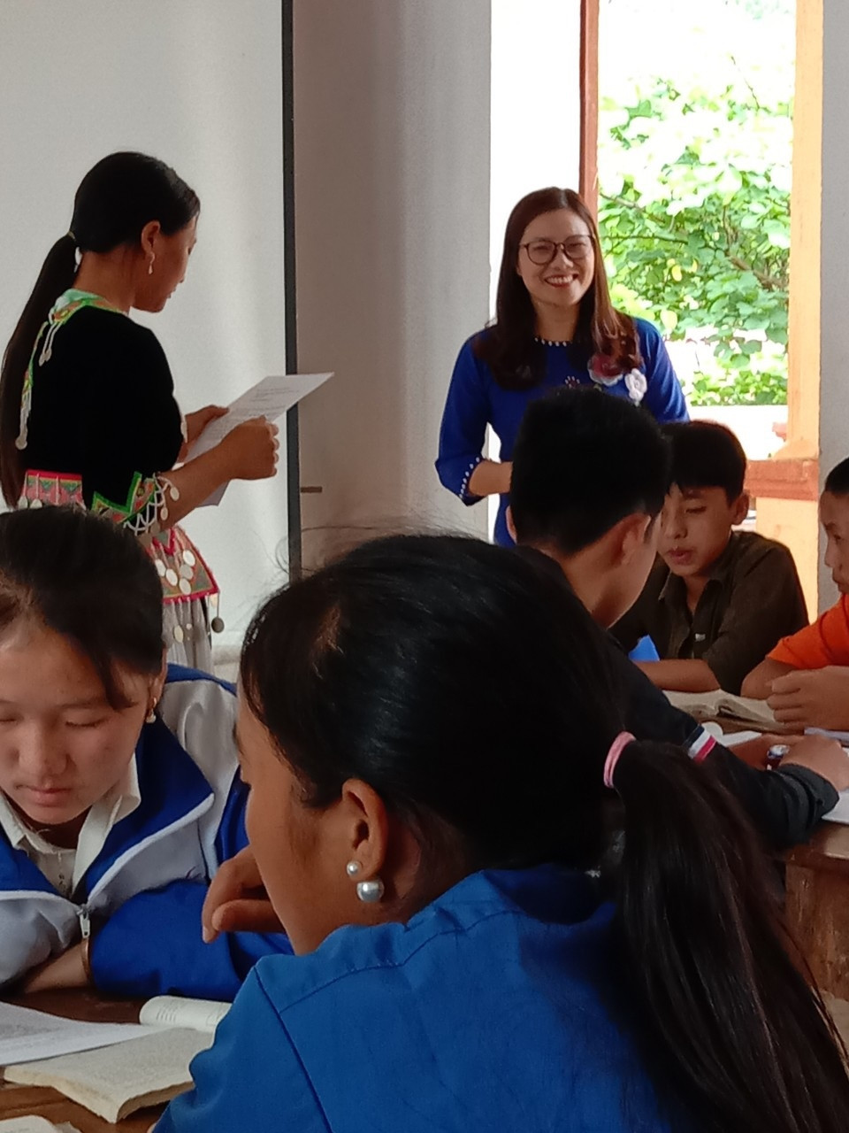 Cô giáo Huyền hướng dẫn học sinh hoạt động nhóm trong giờ Ngữ văn