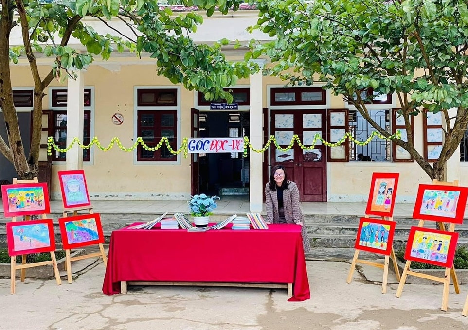 Cô Lã Thị Thanh Huyền tại góc đọc - vẽ  trong “Phiên chợ vùng cao” của Trường TPCS dân tộc bán trú Tây Sơn