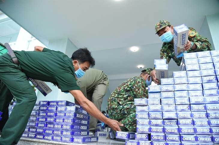 Cán bộ, chiến sĩ Đồn Biên phòng Vàm Trảng Trâu kiểm đếm tang vật vụ buôn lậu. Ảnh: Lê Quân Cán bộ, chiến sĩ Đồn Biên phòng Vàm Trảng Trâu kiểm đếm tang vật vụ buôn lậu. Ảnh: Lê Quân
