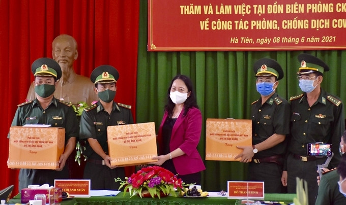 Phó Chủ tịch nước Võ Thị Ánh Xuân tặng quà cho cán bộ, chiến sĩ Đồn Biên phòng tham gia phòng, chống dịch trên địa bàn thành phố Hà Tiên.