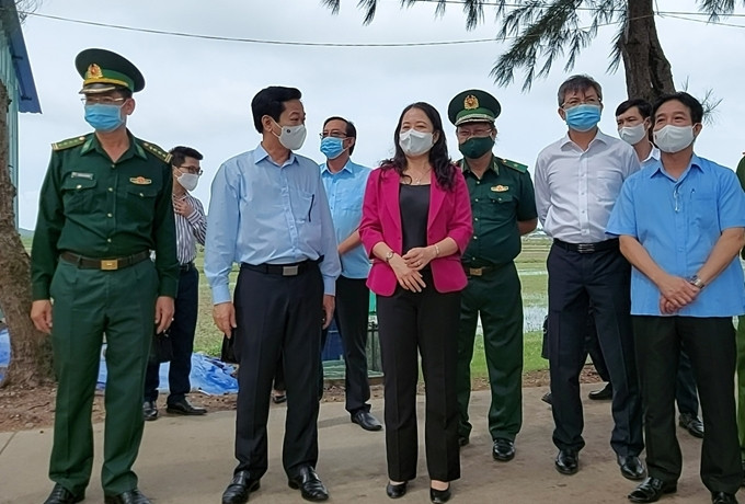 Phó Chủ tịch nước Võ Thị Ánh Xuân thăm hỏi, động viên lực lượng phòng chống dịch tại chốt kiểm soát Hà Tiên