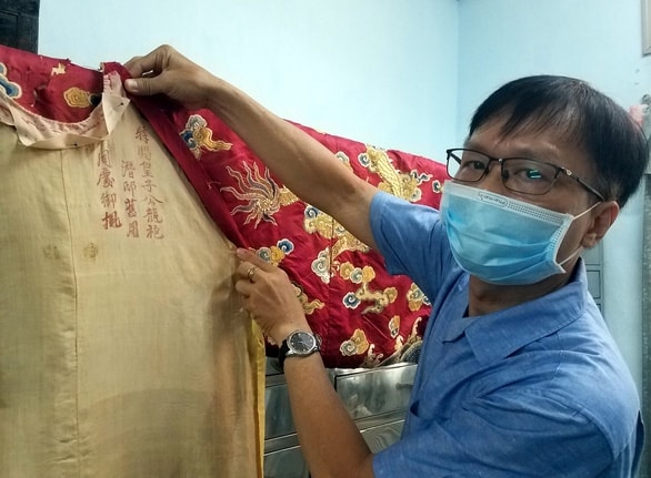 Ông Hoàng Anh Tuấn giới thiệu cụm chữ Hán trên áo vua do ông phát hiện - Ảnh: L. ĐIỀN