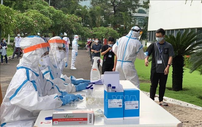 Người dân lấy mẫu xét nghiệm sàng lọc COVID-19. Ảnh: TTXVN.
