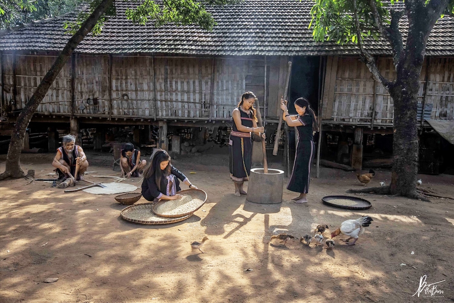  Sinh hoạt thường ngày của đồng bào Ê Đê bên ngôi nhà dài truyền thống (Ảnh Thái Bana)