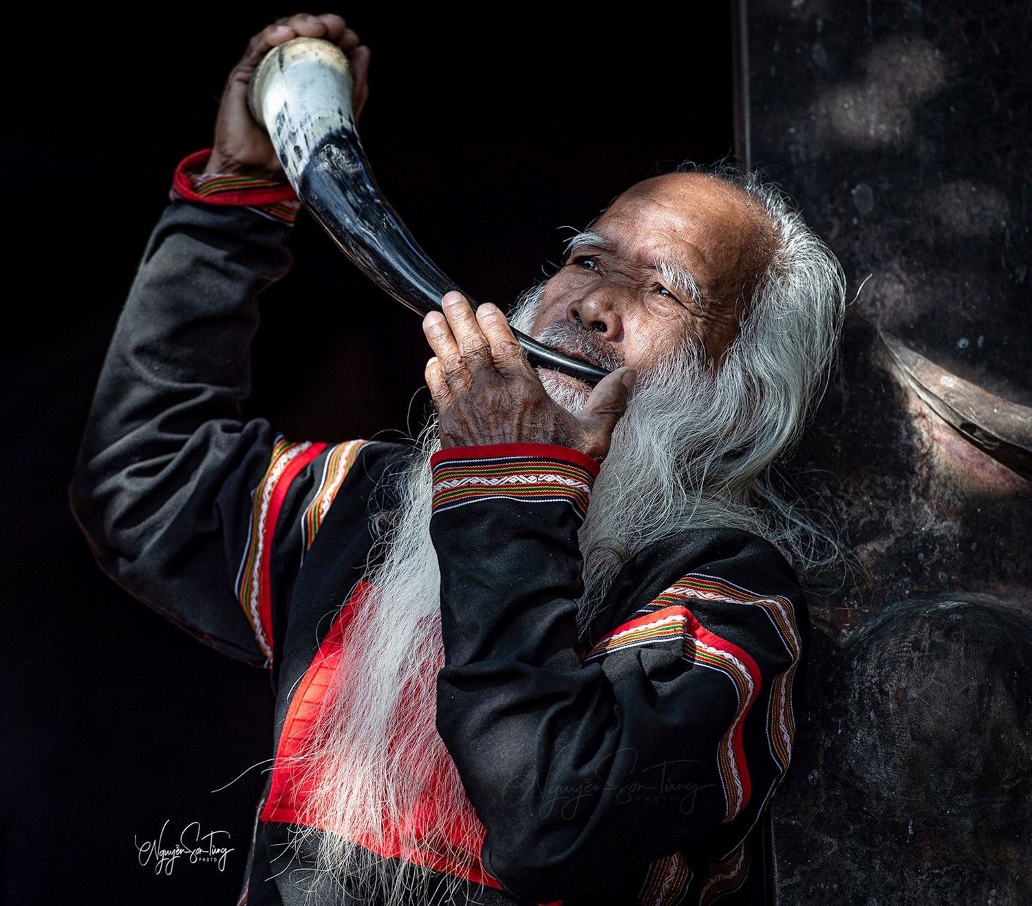 Tiếng tù và đại ngàn (Ảnh Nguyễn Sơn Tùng)
