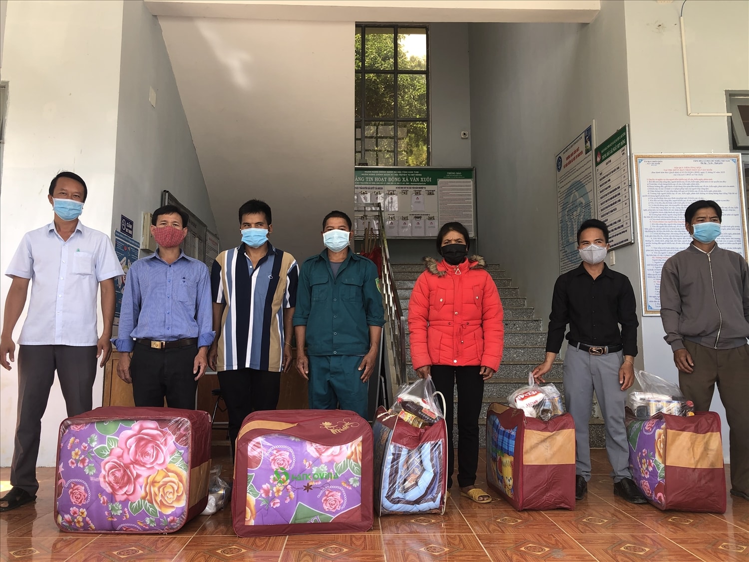 Lãnh đạo Phòng Dân tộc huyện thăm, tặng quà cho Người có uy tín của xã Văn Xuôi, huyện Tu Mơ Rông