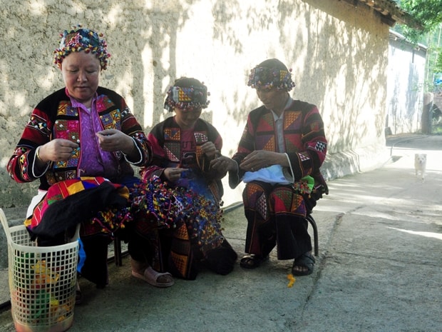 Người Lô Lô thôn Đoàn Kết, xã Sủng Là thêu trang phục truyền thống. (Ảnh chụp trước 25.4.2021). Người Lô Lô thôn Đoàn Kết, xã Sủng Là thêu trang phục truyền thống. (Ảnh chụp trước 25.4.2021).