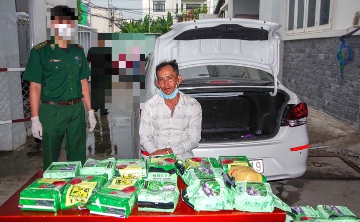 Đối tượng Võ Văn Hưng cùng tang vật. Ảnh: Đức Thắng