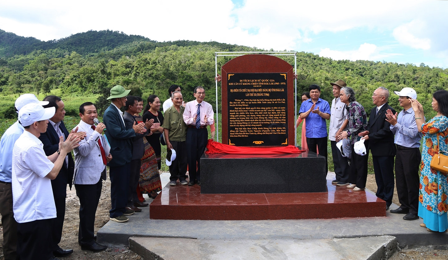 Du khách tham quan bia di tích lịch sử Quốc gia - nơi tổ chức Đại hội Đảng bộ tỉnh Đắk Lắk lần thứ III (tháng 7/1966) (Ảnh chụp trước thời điểm bùng phát đợt dịch Covid-19 lần thứ tư)