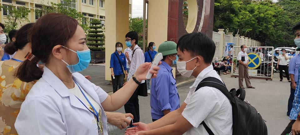 Công tác kiểm tra thân nhiệt cho học sinh 