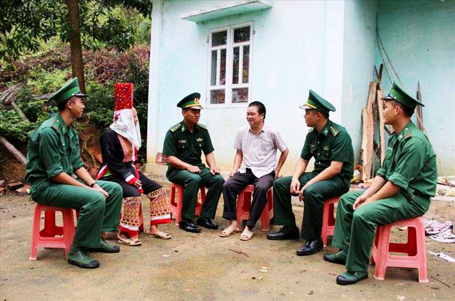 Chiến sỹ Đồn Biên phòng cửa khẩu Hoành Mô vận động bà con chung sức đảm bảo ANTT vùng biên.