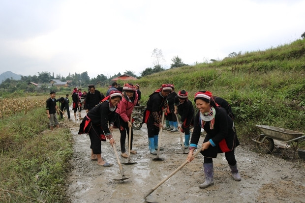 Người dân Hà Giang sửa chữa đường giao thông nông thôn. Ảnh: BHG (Ảnh chụp trước tháng 01/2020) Người dân tỉnh Hà Giang sửa chữa đường giao thông nông thôn. Ảnh: BHG (Ảnh chụp trước tháng 01/2020)