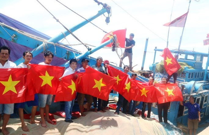Những lá cờ đầu tiên đã đến tận tay ngư dân tỉnh Bình Thuận. (Nguồn: Báo Người Lao động)