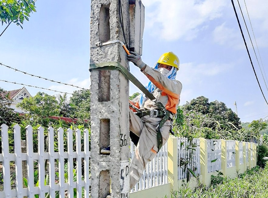 Công nhân EVNNPC làm việc giữa trời nắng để đảm bảo cấp điện cho người dân Công nhân EVNNPC làm việc giữa trời nắng để đảm bảo cấp điện cho người dân
