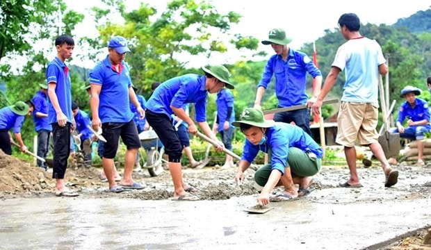 Thanh niên tình nguyện Đại học Huế tham gia làm đường giao thông nông thôn trong chiến dịch Thanh niên tình nguyện Hè. Ảnh minh họa