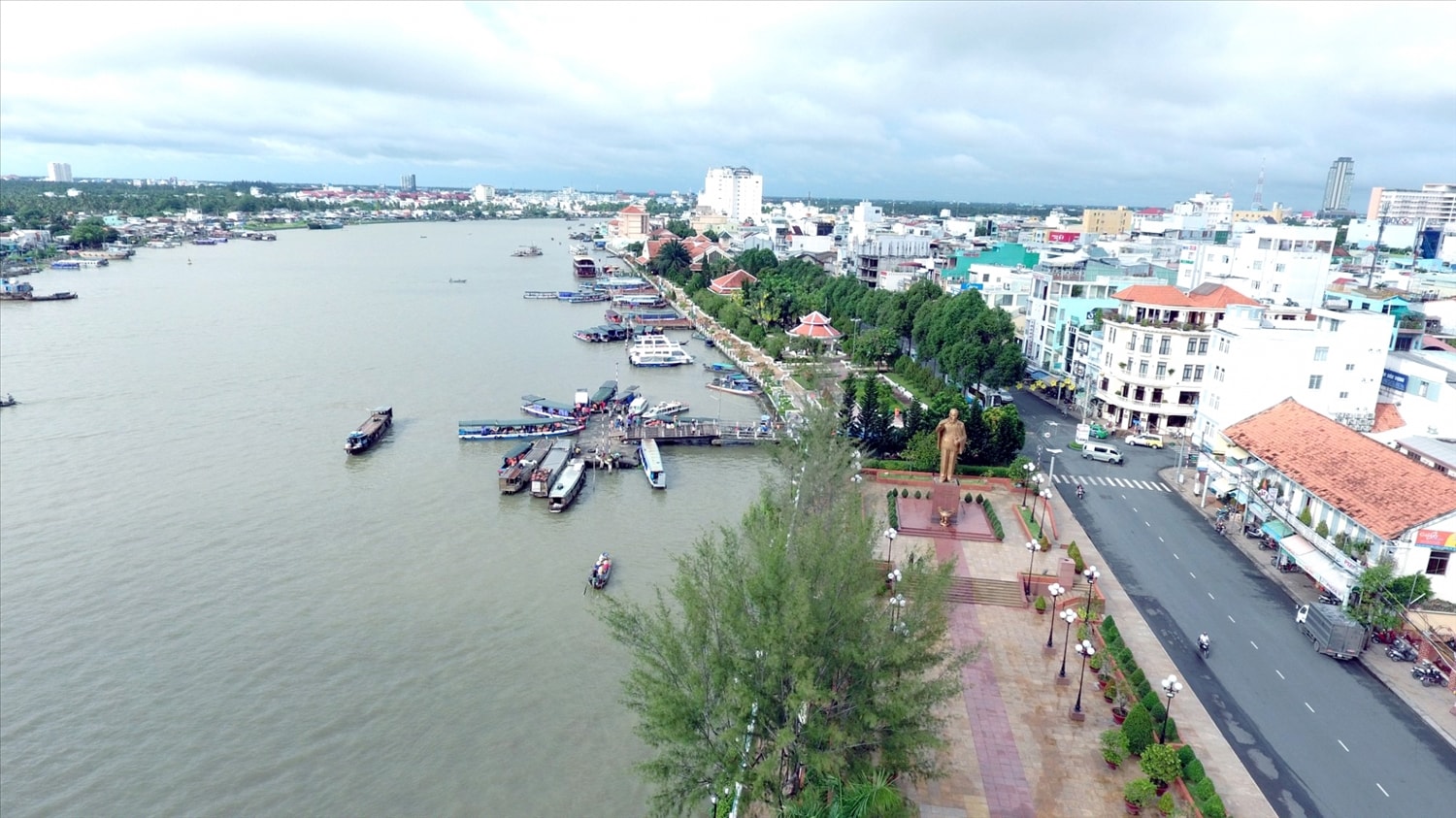 Bến Ninh Kiều bên bờ sông Cần Thơ