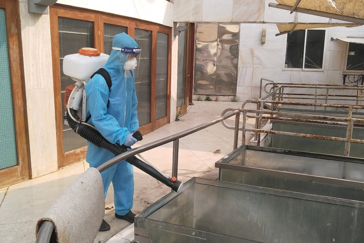 Phun hóa chất diệt côn trùng là một trong những giải pháp phòng bệnh hiệu quả (Ảnh: Tư liệu)