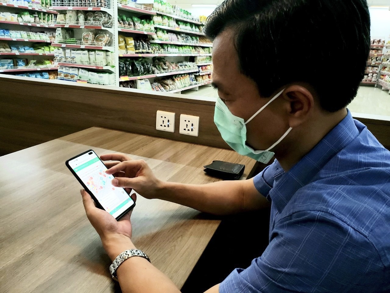 Người dân tra cứu bản đồ dịch tễ để thuận lợi trong quá trình di chuyển 