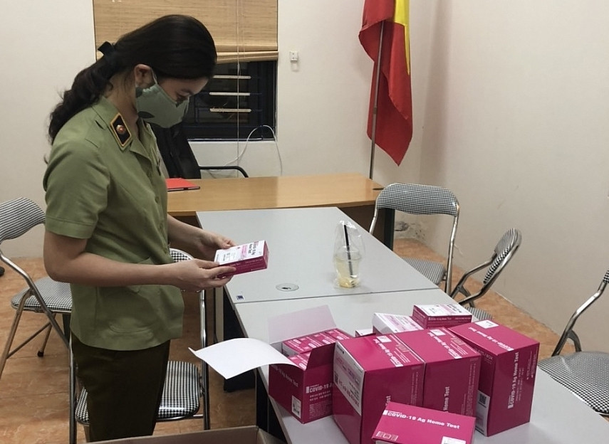 Đội QLTT số 13 thu giữ 400 hộp dụng cụ xét nghiệm COVID-19. Ảnh: QLTT