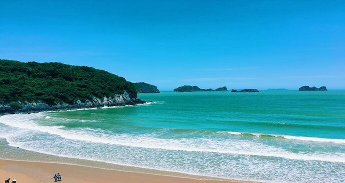 Bãi biển Đồ Sơn với bãi cát trắng và núi non xanh mát  