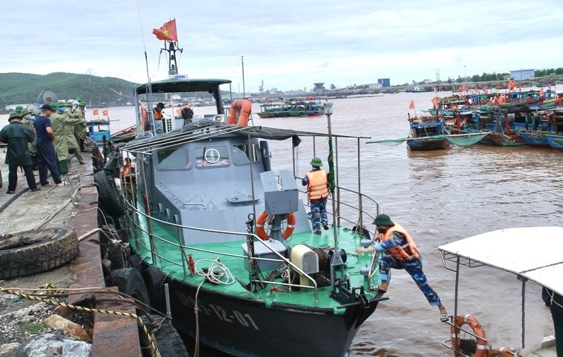 Cán bộ, chiến sỹ Hải đội 2 chuẩn bị xuất phát tham gia tìm kiếm ngư dân trôi dạt trên biển.