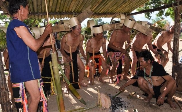 Những người lấy than và già làng làm nghi lễ tại nhà rèn công cụ