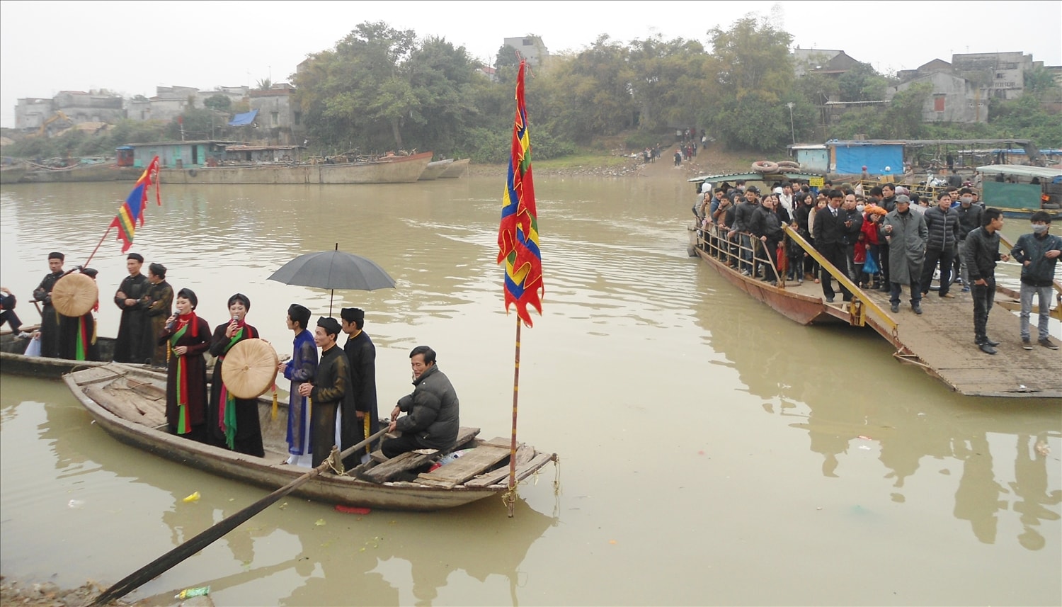 Cảnh hát đón bạn trên sông Cầu ở làng Thổ Hà 