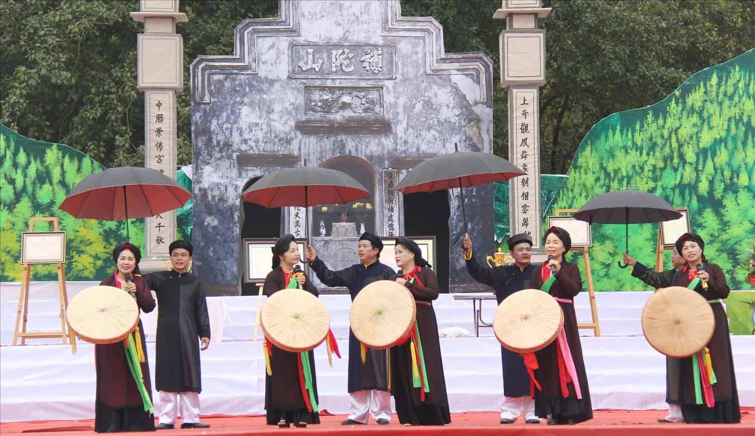 Liền anh, liền chị Bắc sông Cầu biểu diễn quan họ truyền thống