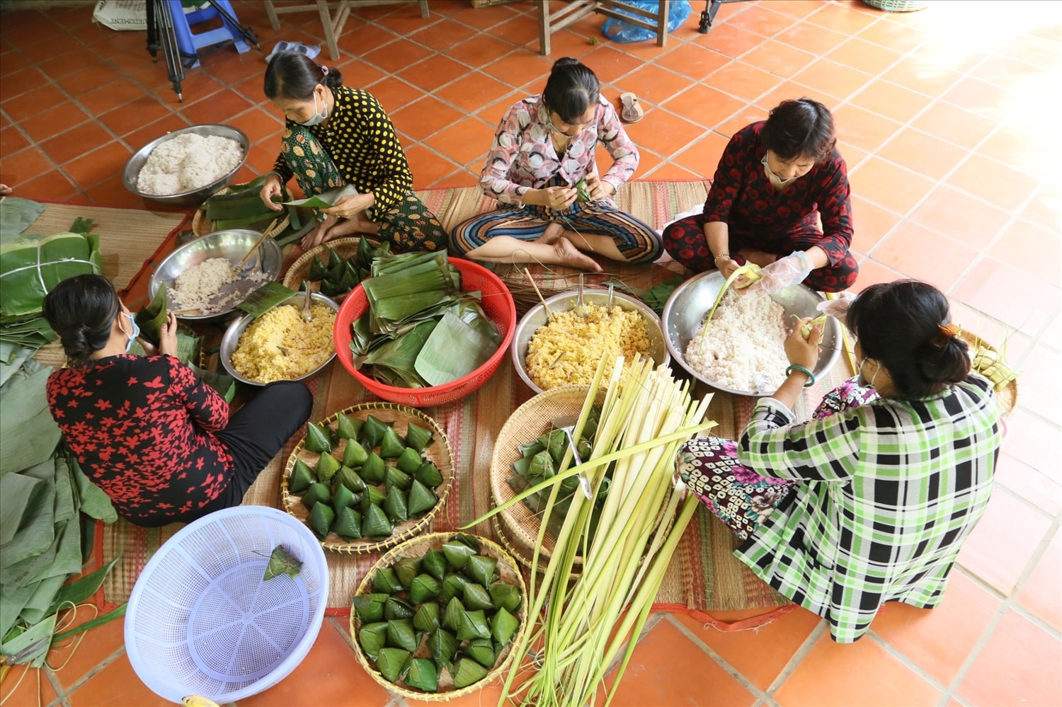 Người dân Cồn Sơn tất bật gói bánh tặng các chiến sĩ chốt kiểm dịch