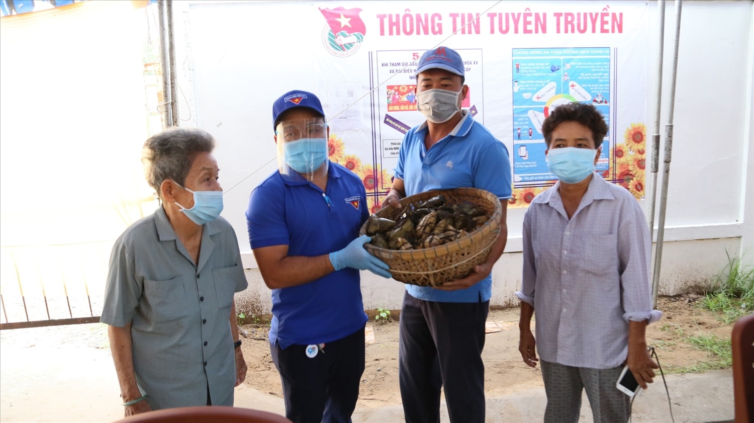 Từng chiếc bánh trao tặng mang theo cả tấm lòng hậu phương ra tiền tuyến cùng các chiến sĩ một lòng chống dịch