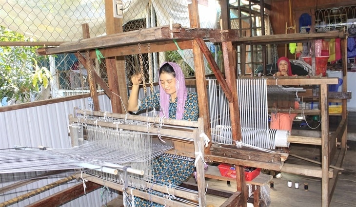 Nghề dệt thổ cẩm vẫn được giữ gìn và phát triển ở làng Chăm xã Châu Phong, thị xã Tân Châu. Ảnh: Đăng Bảy Nghề dệt thổ cẩm vẫn được giữ gìn và phát triển ở làng Chăm xã Châu Phong, thị xã Tân Châu. Ảnh: Đăng Bảy
