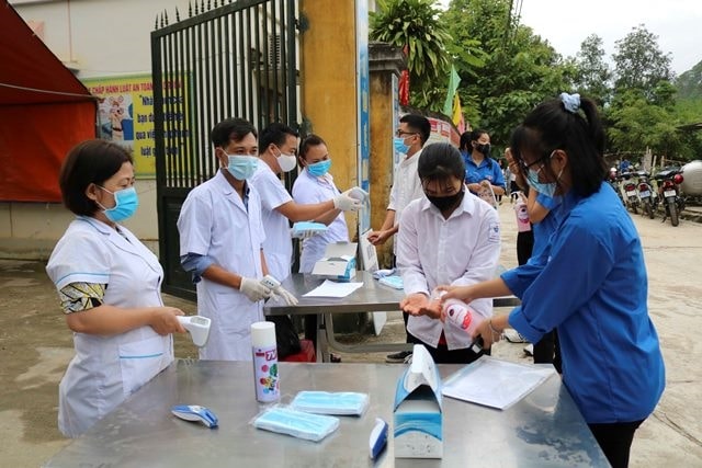 Thí sinh tham dự Kỳ thi tốt nghiệp THPT năm 2020 tại Hà Giang thực hiện các biện pháp phòng, chống dịch covid-19. Ảnh: Đức Long/BGDTĐ Thí sinh tham dự Kỳ thi tốt nghiệp THPT năm 2020 tại Hà Giang thực hiện các biện pháp phòng, chống dịch covid-19. Ảnh: Đức Long/BGDTĐ