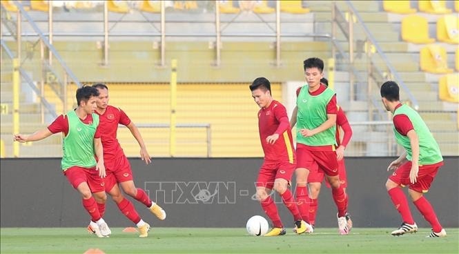 Đội tuyển Việt Nam tập làm quen sân Zabeel.
