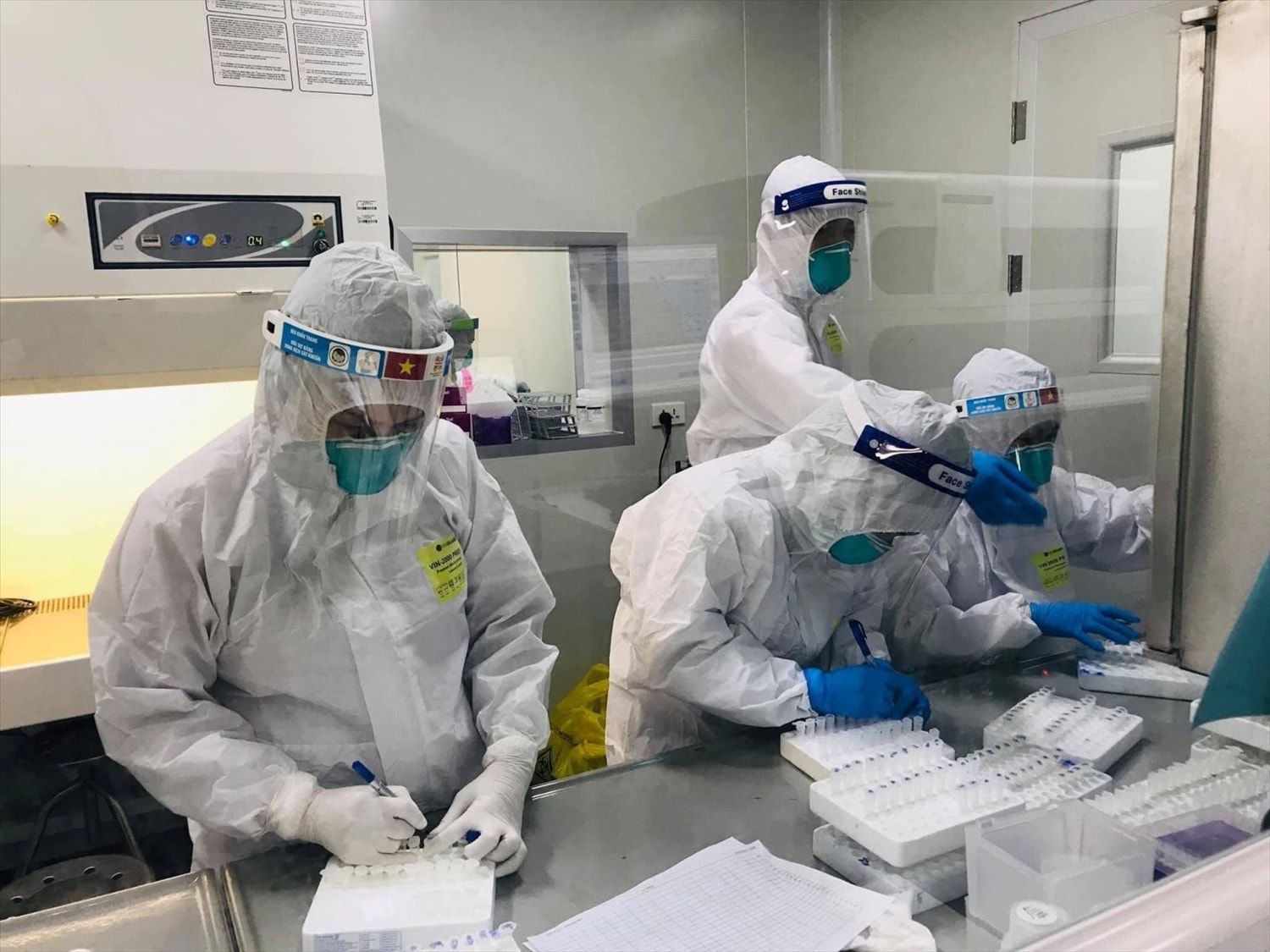 Xét nghiệm sàng lọc virus SARS-CoV-2. Ảnh: BYT