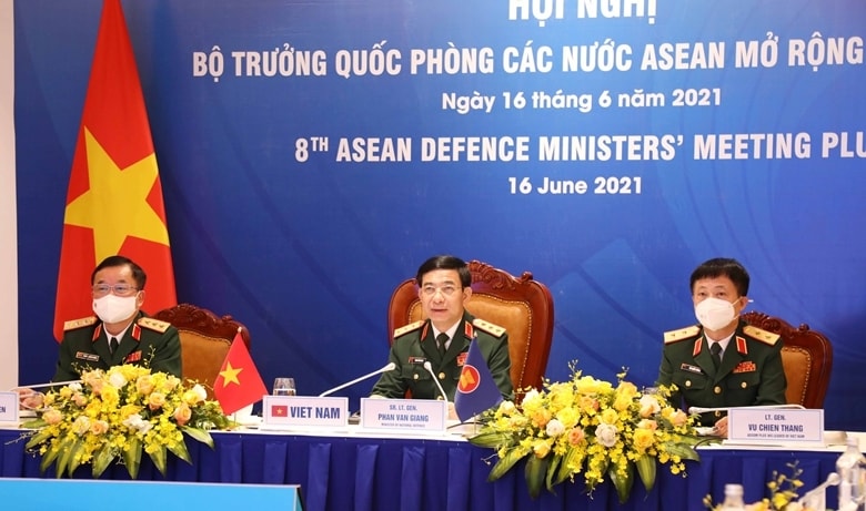 Thượng tướng Phan Văn Giang (giữa), Trưởng đoàn Việt Nam tham dự Hội nghị tại điểm cầu Hà Nội. Thượng tướng Phan Văn Giang (giữa), Trưởng đoàn Việt Nam tham dự Hội nghị tại điểm cầu Hà Nội.