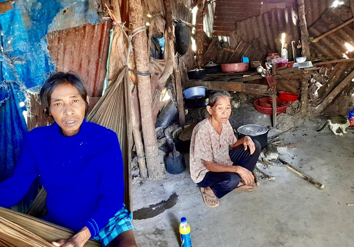 Anh Phạm Văn Hậu (áo xanh) con của  bà Nguyễn Thị Nghẹ (dân tộc Chơ Ro) ở ấp Thuận An từng bị nhóm đối tượng xấu đánh phải nhập viện