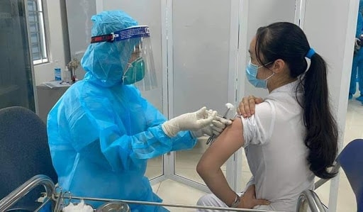 Tiêm vắc xin phòng Covid-19 cho nhân viên y tế