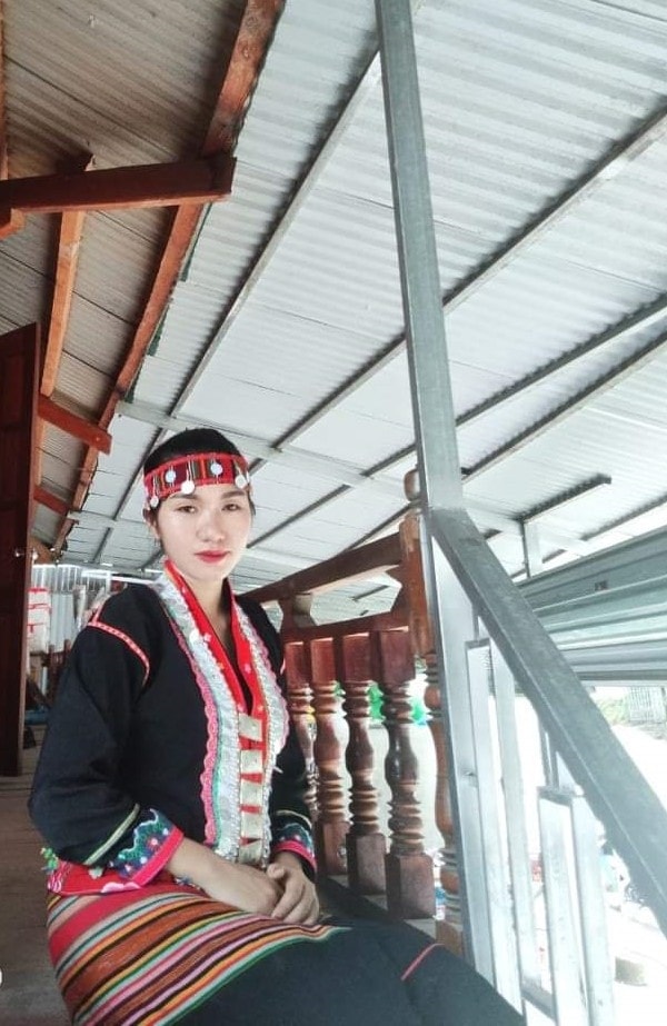 Đại biểu Quàng Thị Nguyệt trong trang phục truyền thống của dân tộc Khơ Mú