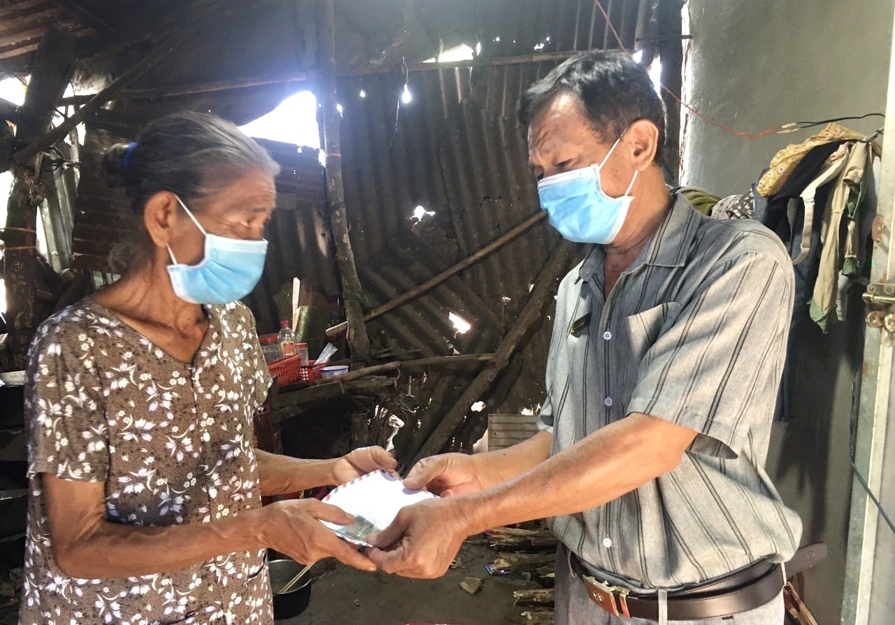 Nhà báo Lưu Tiến Dũng, Báo Nhân đạo và Đời sống trao quà cho bà Nguyễn Thị Nghẹ