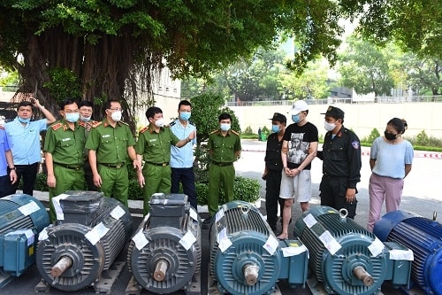 Thiếu tướng Nguyễn Văn Viện kiểm tra ma túy giấu trong các mô tơ điện Thiếu tướng Nguyễn Văn Viện kiểm tra ma túy giấu trong các mô tơ điện