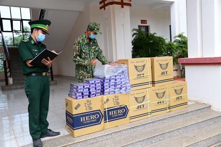 Đồn Biên phòng cửa khẩu Quốc tế Hoa Lư kiểm đếm tang vật. Ảnh: Hồng Ánh/BBP Đồn Biên phòng cửa khẩu Quốc tế Hoa Lư kiểm đếm tang vật. Ảnh: Hồng Ánh/BBP