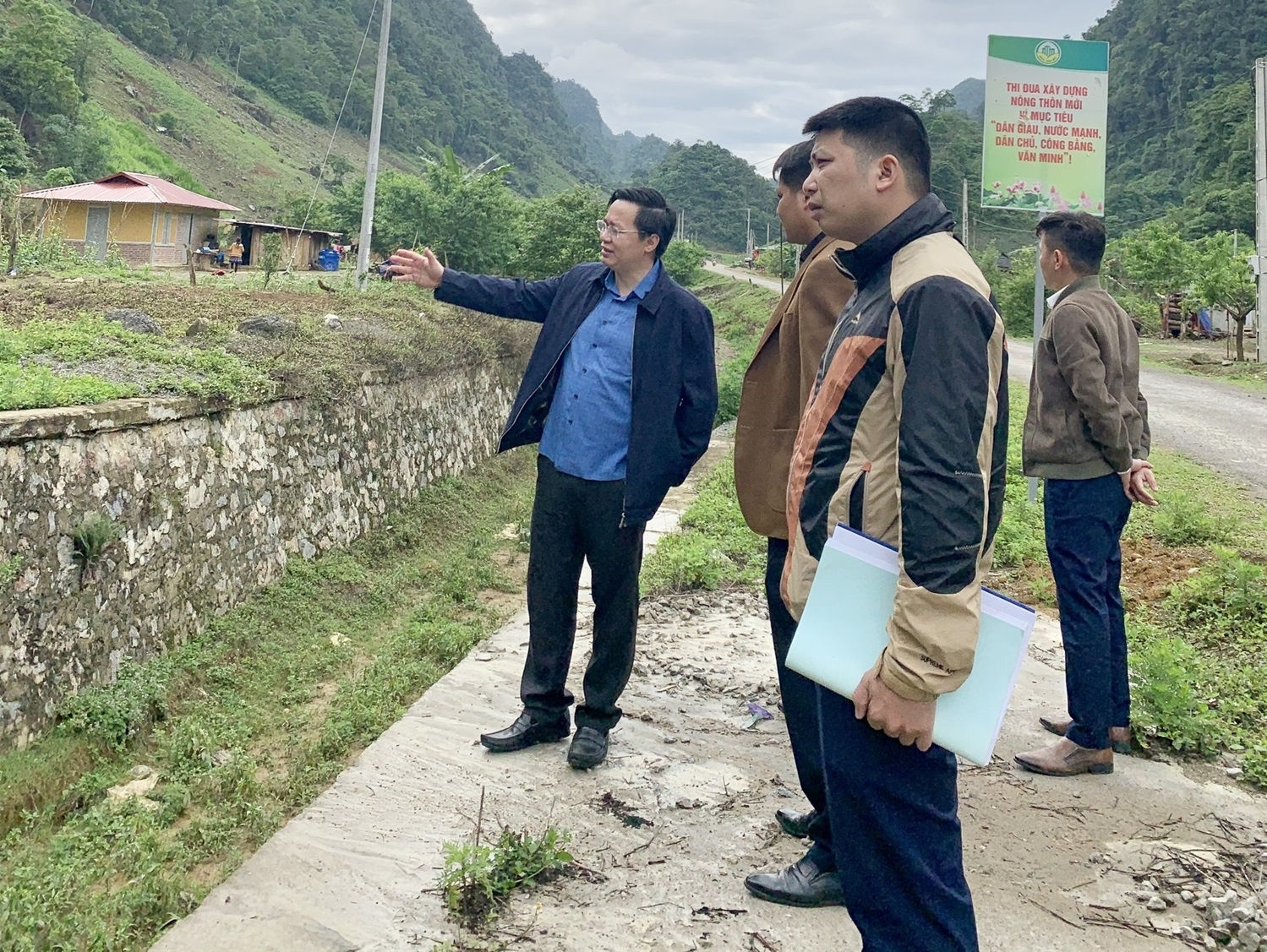 Ông Đinh Trung Dũng (bìa trái), Trưởng Ban Dân tộc tỉnh Sơn La kiểm tra việc thực hiện chính sách dân tộc tại bản Pa Cốp, xã Vân Hồ, huyện Vân Hồ.