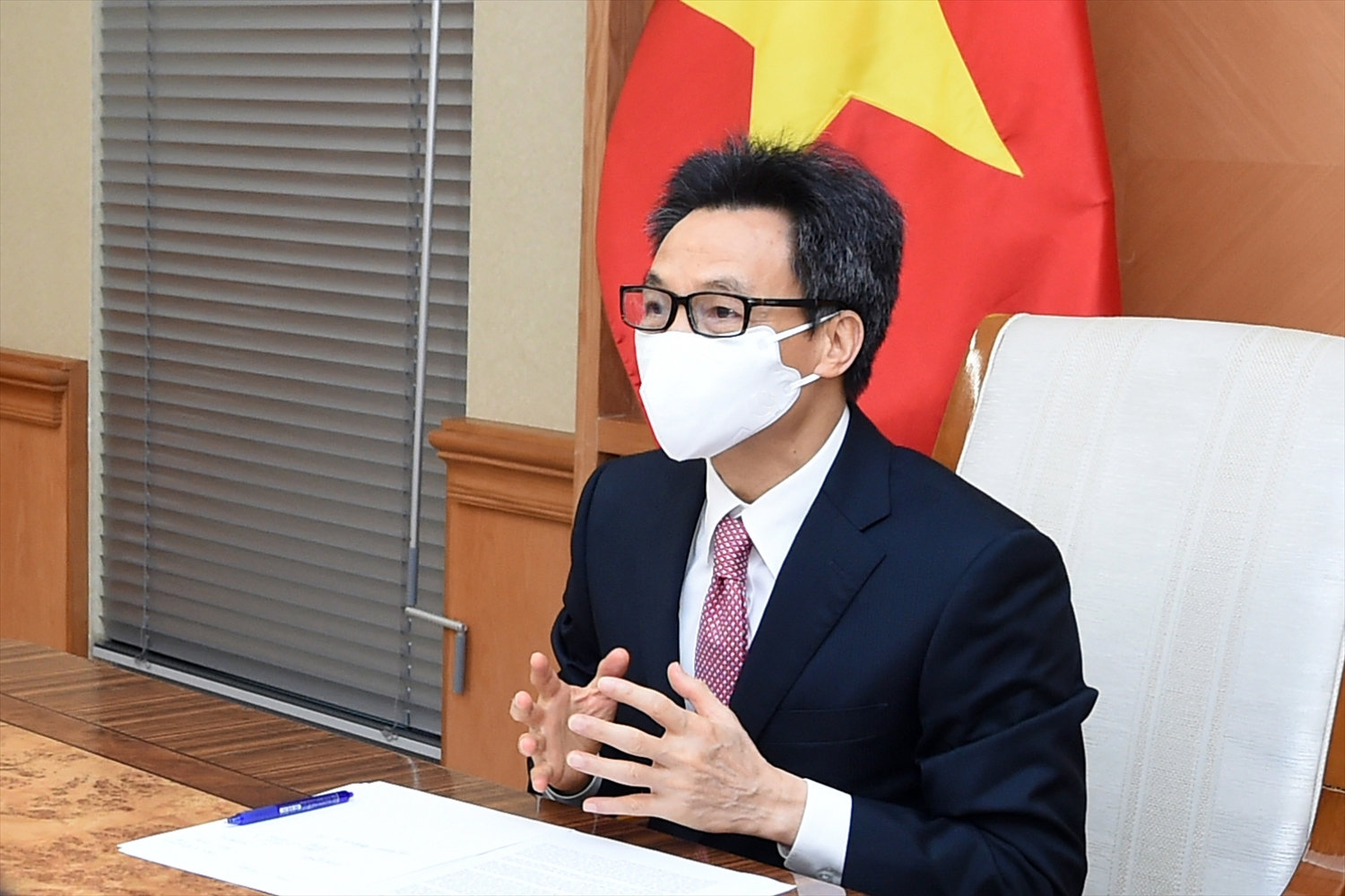 Tại cuộc họp trực tuyến với Giám đốc WHO khu vực Tây Thái Bình Dương, Phó Thủ tướng Vũ Đức Đam khẳng định, Chính phủ Việt Nam quyết tâm và nỗ lực đẩy nhanh triển khai chiến lược tiêm chủng vaccine nhằm sớm đạt miễn dịch cộng đồng. Ảnh: VGP/Đình Nam