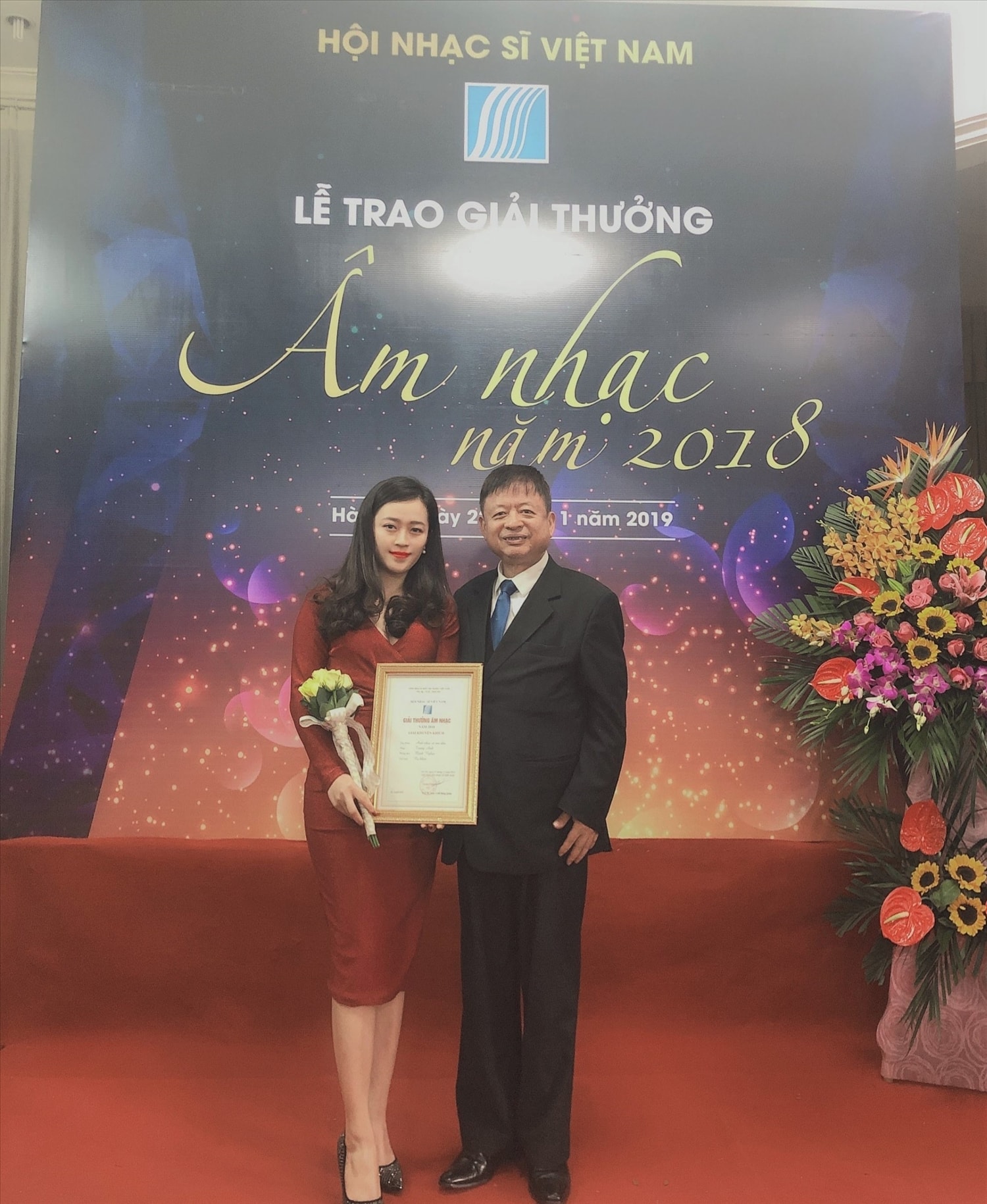 Nhạc sĩ Đỗ Hồng Quân, Chủ tịch Hội Nhạc sĩ Việt Nam trao giải thưởng cho nhạc sĩ trẻ Trang Anh.