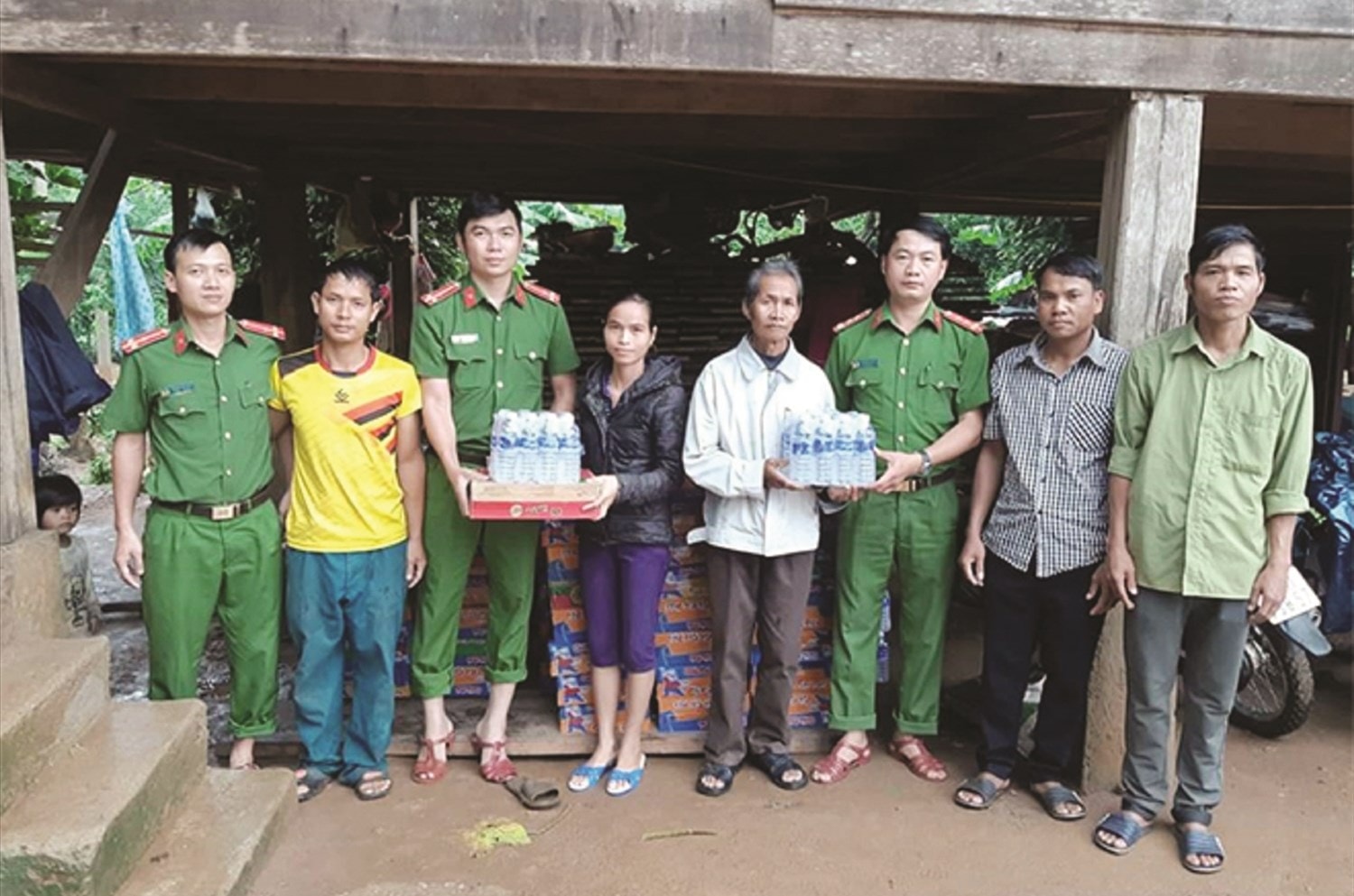 Công an xã A Dơi tặng quà cho những gia đình có hoàn cảnh khó khăn  ở thôn A Dơi Đớ trong đợt lũ lụt cuối năm 2020