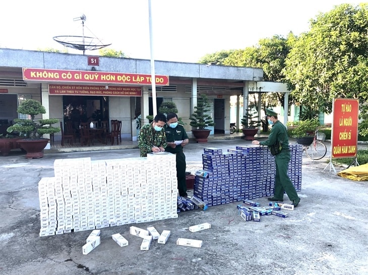 Cán bộ Đồn Biên phòng Sông Trăng kiểm tra, thống kê số thuốc lá vừa thu giữ. Ảnh: Thanh Mai Cán bộ Đồn Biên phòng Sông Trăng kiểm tra, thống kê số thuốc lá vừa thu giữ. Ảnh: Thanh Mai