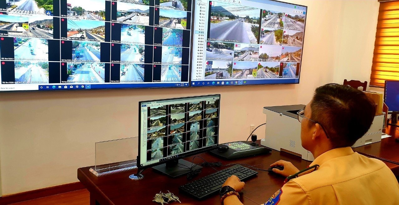 Lực lượng CSGT không làm việc thông qua điện thoại với bất kỳ trường hợp vi phạm giao thông nào. (Ảnh Thiện Nhân) Lực lượng CSGT không làm việc thông qua điện thoại với bất kỳ trường hợp vi phạm giao thông nào. (Ảnh Thiện Nhân)