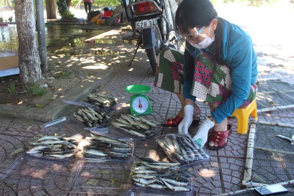 Chị Mai Nhung (buôn bán ở chợ hải sản Cửa Lò) buồn bã vì hàng hóa ế ẩm. Chị Mai Nhung (buôn bán ở chợ hải sản Cửa Lò) buồn bã vì hàng hóa ế ẩm.