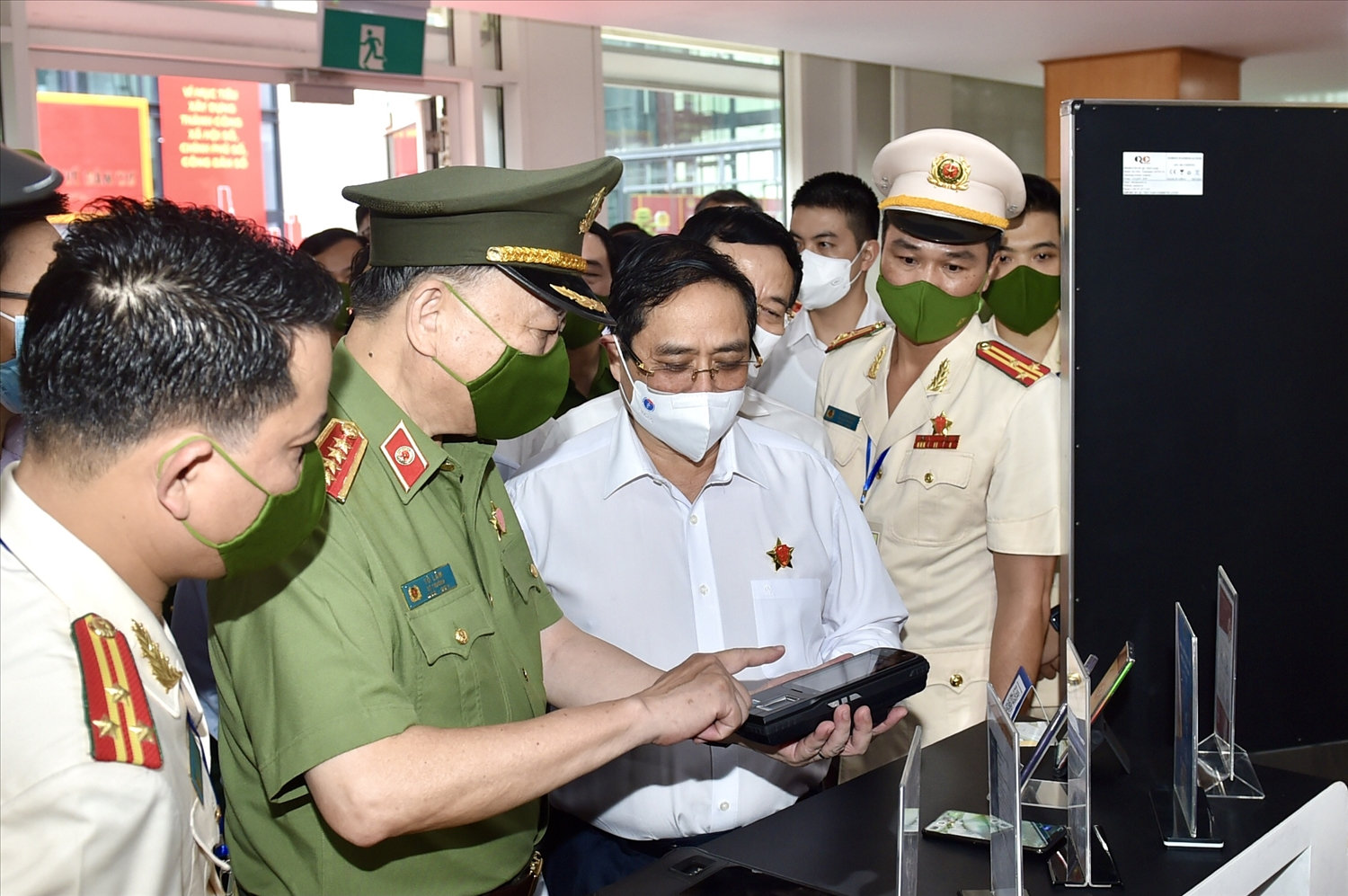 Thủ tướng Chính phủ Phạm Minh Chính tham quan khu vực trưng bày các trang thiết bị phục vụ Dự án Cơ sở dữ liệu quốc gia về dân cư. - Ảnh: VGP/Nhật Bắc